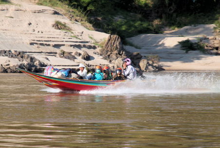 ... speedboats. Die Dinger sind schnell, klein und wendig. Soweit die Vorteile. Dafür besteht während der Fahrt zumindest theoretisch Helmpflicht (anscheinend nicht für den Herrn ganz vorne im Boot - eine Kaputze scheints auch zu tun!). Die Boote sind außerdem sehr laut, man wird sehr nass und der Komfort ist gleich null! Nicht zu vergessen die hohe Unfallgefahr. Touristen wird grundsätzlich von einer Fahrt im speedboat abgeraten.