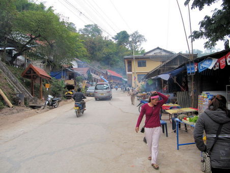 Die Hauptstraße von Pakbeng. Das cremefarbene Haus hinten rechts war unsere Unterkunft. Pakbeng ist gut auf westliche Touristen eingerichtet und bietet morgens an jedem Stand Frühstück an und Baguettes zum mitnehmen, da es auf den Booten kein Essen gibt.