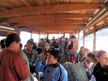 Das Wetter wurde besser und das Boot voller. Je näher wir Luang Prabang kamen, desto mehr Einheimische kamen an Board. Selbst die lounge-area war inzwischen gut gefüllt.