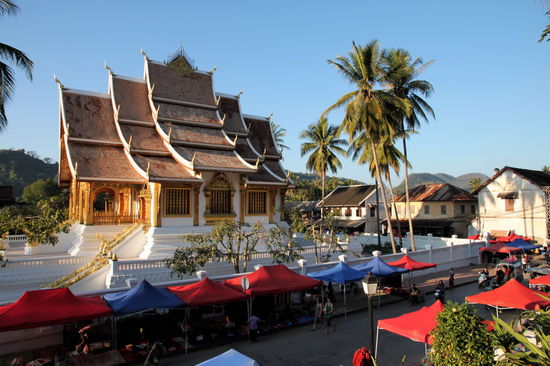 Links ein Gebäude/Tempel des Palastmuseums. Im Vordergrund wird bereits der Abendmarkt aufgebaut.