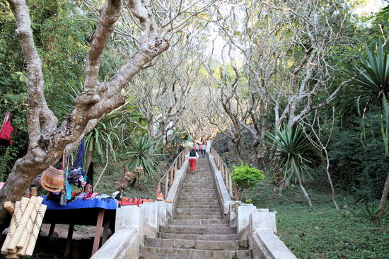 Als die Sonne langsam unterging erklommen wir die Stufen zum Phou Si Berg (That Chomsi). Von dort hat man einen guten Blick über die Stadt und auf den Sonnenuntergang über dem Mekong.