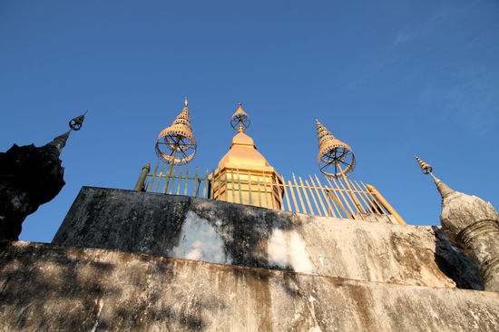 Oben angekommen gibt es einen kleinen Tempel, der eine Spitze mit viel Blattgold hat.