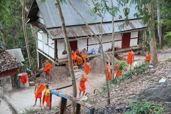 Auch konnten wir eine Gruppe junger Mönche beim arbeiten beobachten. Es gab einen etwas älteren Mönch (so 18-20 Jahre alt) der anscheinend die Aufsicht über die Gruppe hatte. Sie sollten wohl ein wenig aufräumen und fegen, aber mir tat der ältere Mönch ein wenig leid. Die orange Kutte ändert nichts daran, dass es sich um eine Horde pubertierender Jungs handelt. 