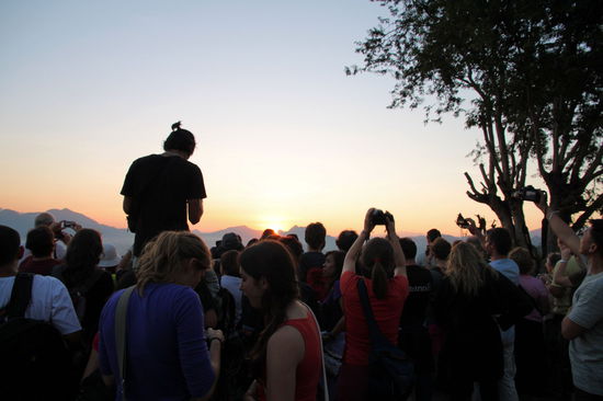 ... während ich mich für ein gutes Foto durch diese Massen kämpfte, blieb Lizzy im Hintergrund und schaute sich den kleinen Tempel an. Sollte jemand einen romantischen Ort für einen Sonnenuntergang über dem Mekong suchen, kann ich diesen Berg nicht empfehlen.