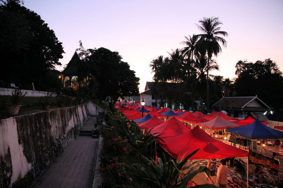 Anschließend schlenderten wir noch gemeinsam über den Abendmarkt am Fuße des Berges.