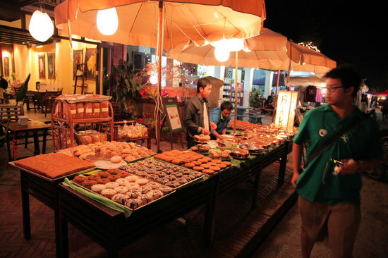 Vor dem Ancient Luang Prabang Hotel werden Kuchen und Teilchen verkauft. Der Kuchen hat uns aber nicht wirklich überzeugt. Generell merkt man aber ganz deutlich, dass Laos eine französische Kolonie war. In Luang Prabang und Vientiane gibt es viele tolle Cafes, die leckeren Kaffee, Kuchen und sogar (laut Lizzy) super Croissants haben. 
(Lizzy) But not as good as the ones from the bakery in Perrier, Auntie Yvette!