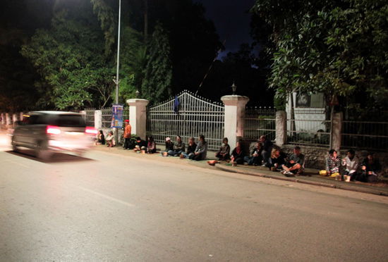 Gegenüber der Hauptpost sahen bereits viele Menschen, die auf dem Bürgersteig saßen. Auf den ersten Blick könnte man meinen es seien Bettler, aber sie sind genau das Gegenteil, denn sie verschenken etwas. Hier warteten wir bis das Spektakel begann.