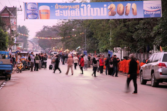 Schlimm fanden wir, wie nah die fotografierenden Touristen den Mönchen kamen. Die Kameras wurden den Mönchen regelrecht ins Gesicht gehalten und die Mönche kamen mir vor wie die Radfahrer der Tour de France, die sich vor einer Bergankunft durch die Menschenmassen zwängen müssen. Die eigentlich ruhige und andächtige Stimmung in diesen frühen Morgenstunden wurde durch das Benehmen der Touristen zunichte gemacht. Wir haben ausschließlich von der anderen Straßenseite fotografiert und lieber den Zoom an unseren Kameras benutzt.