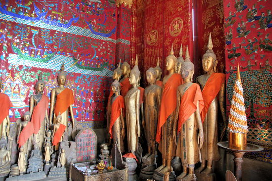 Buddhastatuen in einem anderen Gebäude der Tempelanlage.