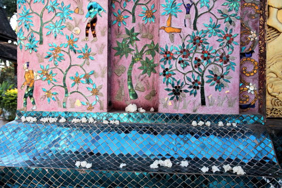 Außen am Tempel werden Stücke von Klebreis als Opfergabe hingelegt.