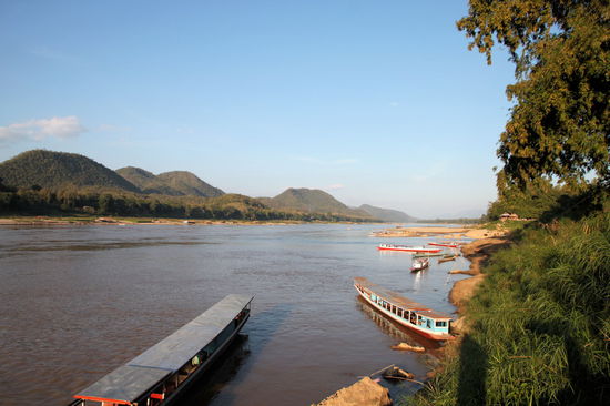 Luang Prabangs Mekongufer in der Abendsonne.
