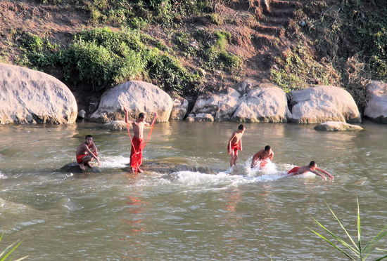 Junge Mönche beim baden/spielen/schwimmen im Fluss 'Nam Khan', der die Altstadt im Osten und Norden begrenzt. Im Westen wird die Altstadt vom Mekong begrenzt.