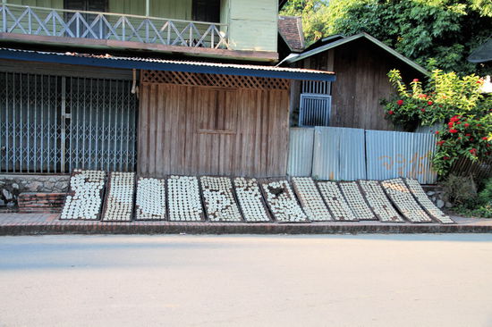 Läuft man durch die Straßen von Luang Prabang sieht man ab und zu solche komischen Matten mit was drauf.