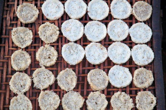 Bei genauerer Betrachtung handelt es sich um Klebreis in Form von runden Keksen, der zum trocknen rausgestellt wird.