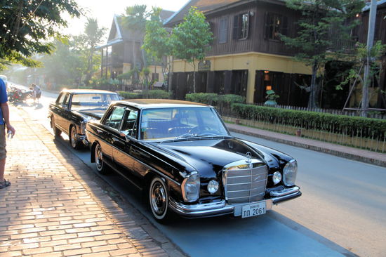 ... entsprechend niveauvoll von den hoteleigenen Limousinen transportieren lassen.