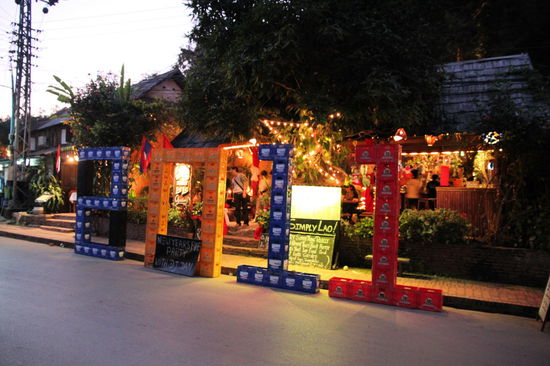 Am Sylvesterabend liefen wir mit Amy und Sean durch die Stadt und suchten etwas nettes für den Jahreswechsel. Diese Deko aus Getränkekisten war die kreativste!