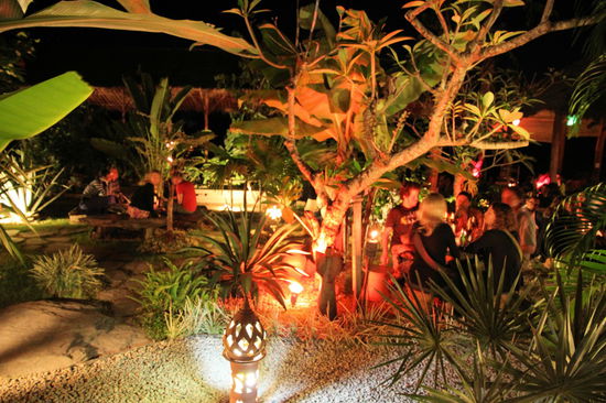 Alles war sehr nett beleuchtet und es gab unterschiedlichste Sitz- und Liegemöglichkeiten.