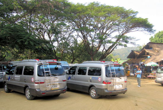 Die luxus Tuk Tuk Variante.  Mit dem rechten Van sind wir zu den Wasserfällen gefahren. Über dem Hinterrad ist ein Aufkleber mit einem "13P" (rot umrandet). 13 ist die offizielle maximale Personenzahl, die mit diesem Van befördert werden darf. 
