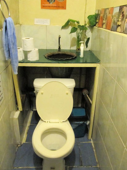 Eigentlich mache ich ja keine Toilettenfotos mehr, aber Ausnahmen müssen gestattet sein. Diese interessante Bauweise (Waschbecken hinter der Toilette) fand ich im Tamarind Restaurant. Ich wollte mir vor dem Essen die Hände waschen, denn ...