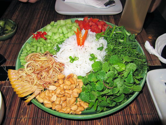 ... im Tamarind Restaurant wurde mit den Händen gegessen. Wir hatten uns dort zu viert ein laotisches Menu bestellt. Wir hätten auch Besteck nutzen dürfen, aber original laotisch wird mit den Händen gegessen. Hier der Teller mit Beilagen.