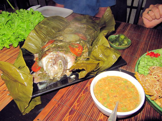 Der Fisch (keine Ahnung mehr, was für ein Fisch) wurde zusammen mit Kräutern etc. im Bananenblatt gegart. Ansonsten gabs noch viel grünen Blattsalat, Soßen, eingelegtes Gemüse und jeder bekam seinen eigenen Behälter mit Klebreis.