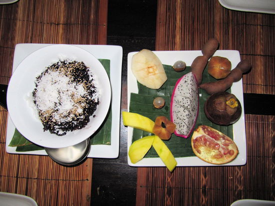 Der Nachspeisenteller. Links sehr süßer und klebriger schwarzer Reis mit Kokosraspeln. Auf dem rechten Teller mittig eine weiße dragonfruit, links unten eine Mango, rechts unten ein Granatapfel, rechts eine mangosteen (Lizzys Lieblingsfrucht), oben rechts Tamarinde (die zwei länglichen Dinger), zwischen der Tamarinde und noch mal links unten auf dem Teller (hellbraun) ist eine Frucht die wir bereits aus Malaysia kannten (Name fällt uns nicht ein). Sie ist recht süß und geschmacklich eine Mischung aus Dattel und Birne. Links oben irgendwas in Richtung Apfel und daneben die zwei 'Fischaugen' sind Litschis. Na, wenn das mal keine Auswahl ist. 