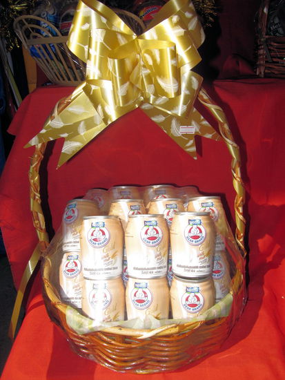 Wer sich lieber auf eine Sache konzentriert, der sollte darüber nachdenken diesen tollen Präsentkorb zu kaufen. Neben unserer Unterkunft gab es in einem Geschäft vergleichsweise 'normale' Präsentkörbe und diesen Superkorb. Milch bzw. Dosenmilch hat anscheinend in Laos einen höheren Stellenwert als daheim. Guten Freunden schenkt man schon mal eine Dosenmilch, oder auch zwei oder drei ... 
Erst dachte ich es wäre Bärenmarke, aber dann habe ich gesehen, es ist 'Bear Brand' von Nestle! Anscheinend Bärenmarke auf englisch. Gibt es in Deutschland eigentlich noch Bärenmarke zu kaufen?