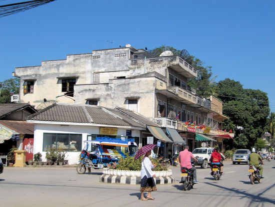 Kreisverkehr in Luang Prabang. Laos hatte den für uns geringsten und entspanntesten Verkehr in Südostasien. Man beachte, das Haus im Hintergrund hat auf dem Dachbalkon drei riesige Satellitenschüsseln - die Laoten setzen nun mal Prioritäten und guter Fernsehempfang ist wichtig!