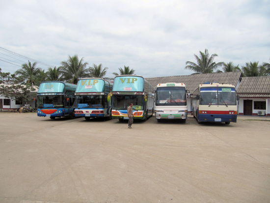 Die Busse am Busbahnhof. Links die drei hohen Busse sind VIP-Busse und die beiden kleineren sind Express-Busse.