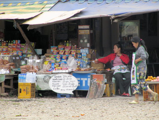 Einer der vielen Läden am Busbahnhof. Hier kann man sich vor der langen Busfahrt noch einmal eindecken mit Leckereien.