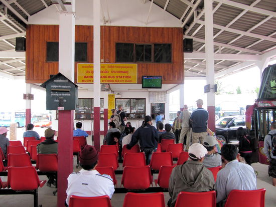 Der Wartebereich mit Flachbildschirm und Fußballübertragung!
Am Schalter tauschten wir die Quittung des Reisebüros in unsere Bustickets um.