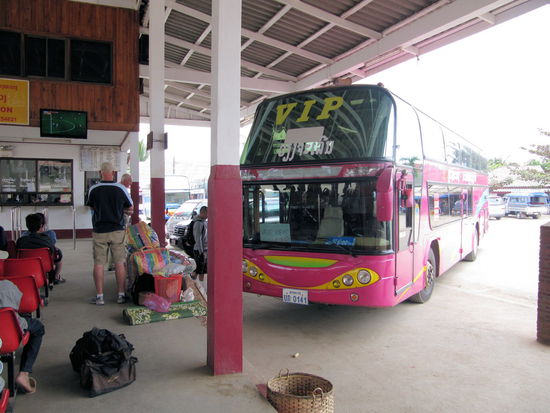 Unser VIP-Bus nach Vang Vieng war bereits da (40 Minuten vor Abfahrt). Wir luden unser Gepäck in den Bus und warteten. 
Überpünktlich um 09.30 Uhr fuhren wir ab um dann fünf Minuten in der Ausfahrt zu stehen. Nachdem anscheinend alles geklärt war, fuhren wir ganze 50 Meter zur Tankstelle nebenan. Dort verbrachten wir weitere 15 Minuten mit tanken und bezahlen. Gegen 09.50 Uhr fuhren wir dann wirklich los. 