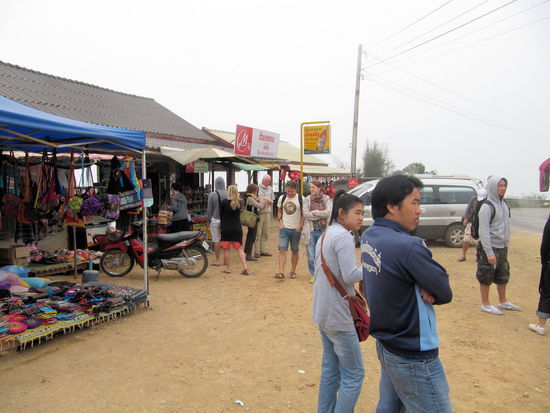 Zwischendurch haben wir zwei Mal angehalten für einen Toilettenstopp/Snacks kaufen. Hier hielten wir an einem Platz mit wahrscheinlich schöner Aussicht, aber dank der dichten Wolken konnte man nichts sehen.