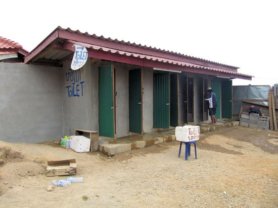 Es gab ausreichend Toiletten zum überteuerten Touristenpreis von 2.000 Kip. Es sind zwar nur ca. 20 Cent (Euro), aber bezogen auf das sonstige Preisgefüge in Laos und die Qualität der Toiletten an diesem Rastplatz, war der Preis echt unverschämt.Es gab ausreichend Toiletten zum überteuerten Touristenpreis von 2.000 Kip. Es sind zwar nur ca. 20 Cent (Euro), aber bezogen auf das sonstige Preisgefüge in Laos und die Qualität der Toiletten an diesem Rastplatz, war der Preis echt unverschämt.