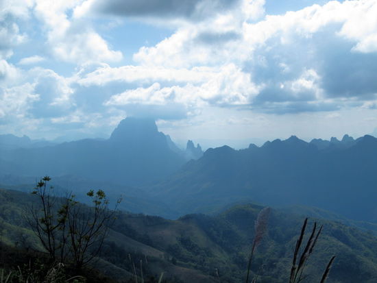 Die Busfahrt war sehr anstrengend, da die Strecke sehr kurvig ist. Entschädigt wurde man aber durch die wirklich schöne Landschaft. Leider ließ sich der große Berg in der Mitte aus dem fahrenden und schaukelnden Bus nicht besser ablichten.