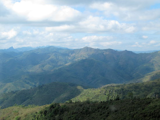 Die Bergwelt ist beeindruckend, auch wenn der ursprüngliche Wald bereits längst der Kettensäge zum Opfer gefallen ist.