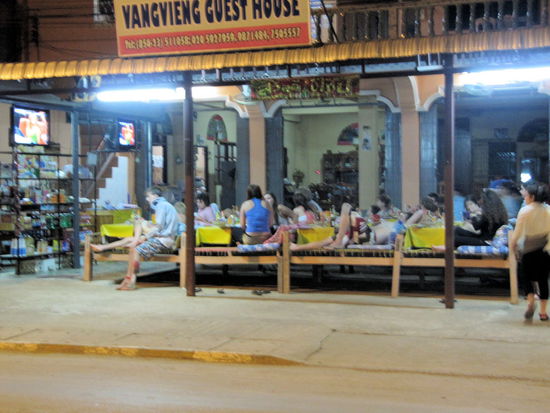 Die Bars und Restaurants sind überwiegend mit netten Sitzliegen eingerichtet. Während man rumliegt wird man von den Fernsehern beschallt - meist werden Friends- und Simpsons-Folgen gezeigt.