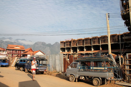Überall in der Stadt werden immer größere Bettenburgen aus dem Boden gestampft.