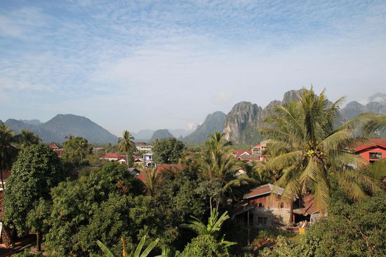 Vom Dach unserer Unterkunft ein weiterer Blick auf die schöne Bergwelt, die Vang Vieng umgibt.