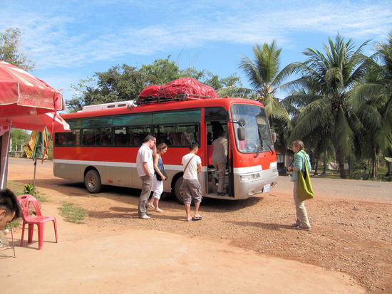 Ab 09.30 Uhr warteten wir auf den Transfer (war im Busticket enthalten) zum Busbahnhof. Um 09.50 Uhr kam der Einsammelbus und fuhr noch einige weitere Herbergen an. Gegen 10.10 Uhr kamen wir am alten Busbahnhof (alter Flugplatz) an. Hätten wir gewusst, dass der Bus vom alten Busbahnhof losfährt, dann hätten wir in fünf Minuten selber rüberlaufen können und hätten nicht auf den blöden Transfer warten müssen. Wir bestiegen unseren Pseudo-VIP-Bus (nur von außen schön). Das Gepäck kam aufs Dach und der Sitzabstand war sehr knapp (für Laoten ausgelegt). Um 10.20 Uhr fuhren wir los. Zwischendurch gab es einen Stopp für Essen/Toilette und gegen 14.30 Uhr kamen wir endlich am nördlichen Busbahnhof von Vientiane an. Auch in Vientiane ist der Busbahnhof so weit draußen, dass man irgendeine Art von Transportservice in Anspruch nehmen muss.   Immerhin gab es hier eine Art Sammelbus, der für wenig Geld in die Innenstadt fuhr.