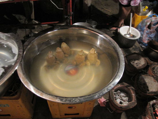 Abends gingen wir mit Amy und Sean in einem einfachen Restaurant in der Nähe essen. Unterwegs entdeckten wir in einer Straßengarküche diese froschige Zutat. Wir haben uns gespart nach dem Preis oder der Zubereitungsart zu fragen.