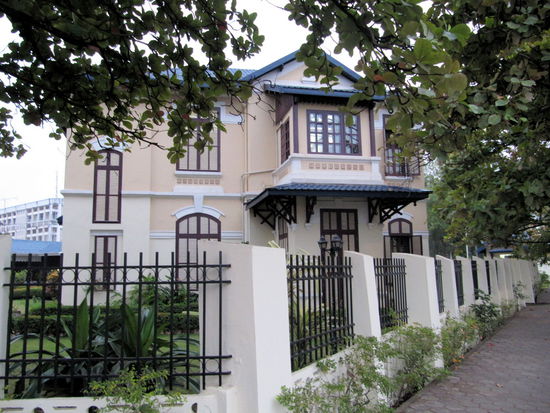 Da Laos französische Kolonie war, gibt es noch immer viele französische Kolonialvillen. Inzwischen sind die meisten schick saniert und beherbergen irgendwelche Firmen.