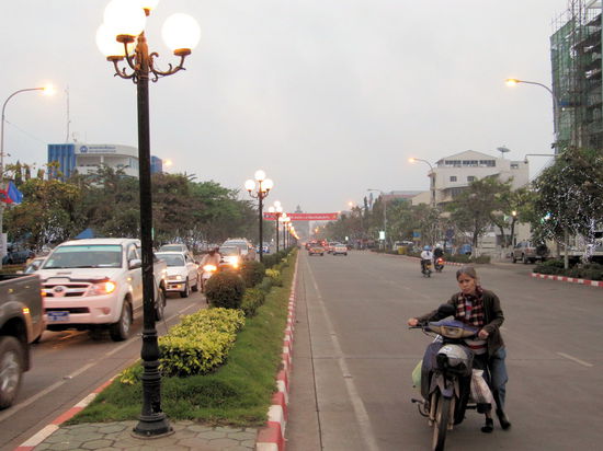 Die große Prachtstraße vom Präsidentenpalast zum laotischen Arc de Triomphe (dem französischem Original nachempfunden), den man am Ende der Straße erahnen kann.