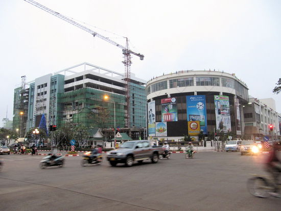 Aber auch hier (wie überall in Südostasien) schießen riesige Einkaufszentren aus dem Boden und verändern das Stadtbild nachhaltig.