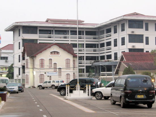 Die alten französischen Kolonialvillen wirken teilweise etwas verloren zwischen den neuen gesichtslosen Bürogebäuden.