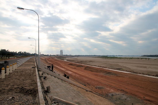 Die komplette Uferpromenade zum Mekong wird neu gestaltet. Alles ist riesig, weitläufig und bis auf die Bauarbeiter menschenleer. Das ganze wirkt etwas zu bombastisch (chinesisch?) für das beschauliche Vientiane.