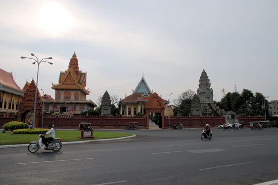 Dreht man sich um, gibt es schöne Tempelanlagen zu sehen und ...