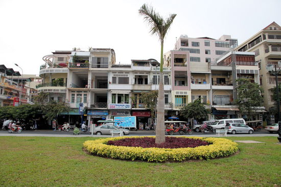 Die Uferpromenade ist sehr breit und hat größtenteils schön bepflanzte Grünflächen auf denen sich abends Einheimische und Touristen tummeln.