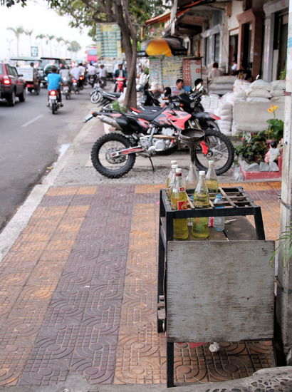 Die paar Cola-Flaschen sind eine kambodschanische Mini-Tankstelle. Hier kann man kurz mit seinem Mopped anhalten und eine Flasche Benzin kaufen.
