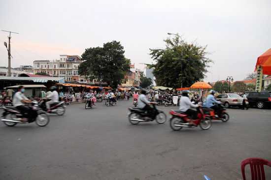 Der Verkehr in Phnom Penh ist sehr 'intensiv'. Vor allem wenn man aus dem beschaulichen Laos kommt, wirkt das kambodschanische Verkehrsgetümmel besonders schlimm.